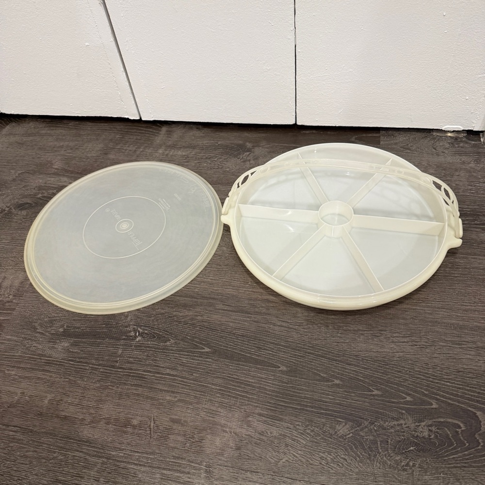 Vintage Tupperware 12" Round Veggie Carrier / Keeper - Picture 2 of 9